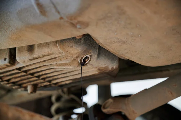 Auto reparatie bij een tankstation. Foto van reserveonderdelen en technische eenheden. — Stockfoto