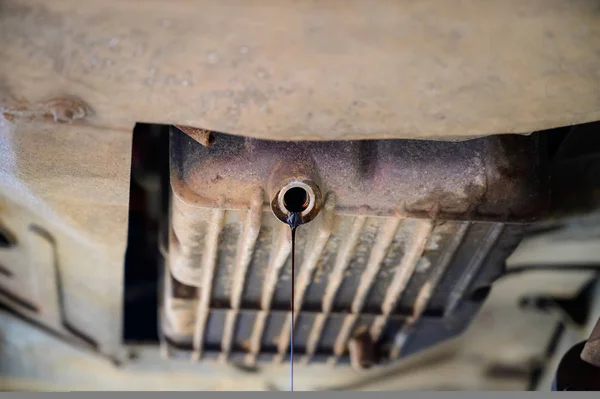 Bil reparation koncept. Foto af bunden af bilen med tekniske knudepunkter på en tankstation . - Stock-foto