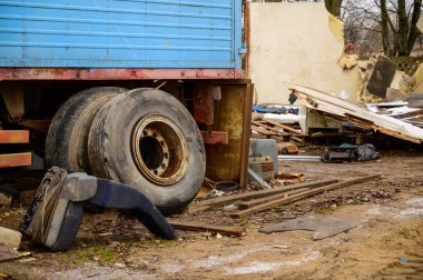 Çöp konsepti çevre felaketi. Bulutlu bir günde, bir şehrin sokaklarındaki bir çöp sahasının fotoğrafı..