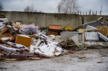 Çöp konsepti çevre felaketi. Bulutlu bir günde, bir şehrin sokaklarındaki bir çöp sahasının fotoğrafı..