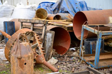 Çöp konsepti çevre felaketi. Bulutlu bir günde, bir şehrin sokaklarındaki bir çöp sahasının fotoğrafı..