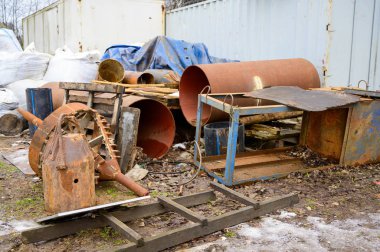 Çöp konsepti çevre felaketi. Bulutlu bir günde, bir şehrin sokaklarındaki bir çöp sahasının fotoğrafı..