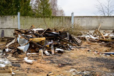 Çöp konsepti çevre felaketi. Bulutlu bir günde, bir şehrin sokaklarındaki bir çöp sahasının fotoğrafı..