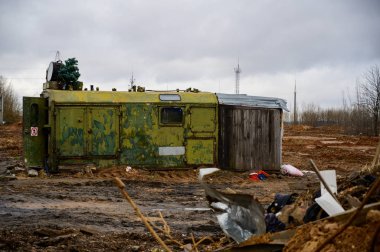 Çöp konsepti çevre felaketi. Bulutlu bir günde şehrin bir caddesindeki çöplükte harap olmuş bir kulübenin fotoğrafı..