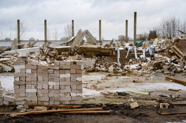 Çöp konsepti çevre felaketi. Bulutlu bir günde, bir şehrin sokaklarındaki bir çöp sahasının fotoğrafı..