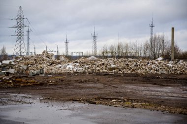 Çöp konsepti çevre felaketi. Bulutlu bir günde, bir şehrin sokaklarındaki bir çöp sahasının fotoğrafı..
