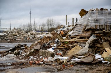 Çöp konsepti çevre felaketi. Bulutlu bir günde, bir şehrin sokaklarındaki bir çöp sahasının fotoğrafı..