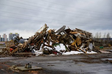 Çöp konsepti çevre felaketi. Bulutlu bir günde, bir şehrin sokaklarındaki bir çöp sahasının fotoğrafı..