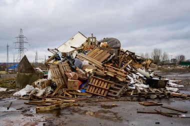 Çöp konsepti çevre felaketi. Bulutlu bir günde, bir şehrin sokaklarındaki bir çöp sahasının fotoğrafı..