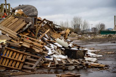Çöp konsepti çevre felaketi. Bulutlu bir günde, bir şehrin sokaklarındaki bir çöp sahasının fotoğrafı..