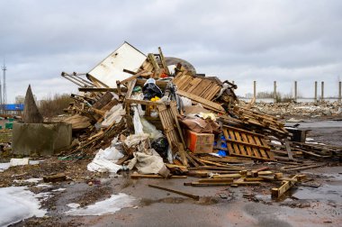 Çöp konsepti çevre felaketi. Bulutlu bir günde, bir şehrin sokaklarındaki bir çöp sahasının fotoğrafı..