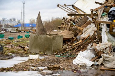 Çöp konsepti çevre felaketi. Bulutlu bir günde, bir şehrin sokaklarındaki bir çöp sahasının fotoğrafı..