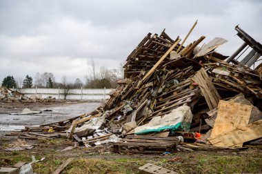 Çöp konsepti çevre felaketi. Bulutlu bir günde, bir şehrin sokaklarındaki bir çöp sahasının fotoğrafı..