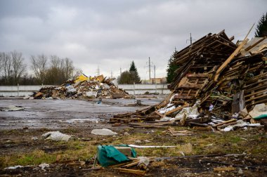 Çöp konsepti çevre felaketi. Bulutlu bir günde, bir şehrin sokaklarındaki bir çöp sahasının fotoğrafı..
