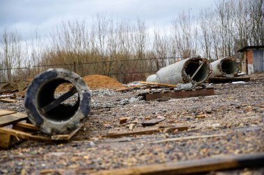 Çöp konsepti çevre felaketi. Bulutlu bir günde, bir şehrin sokaklarındaki bir çöp sahasının fotoğrafı..