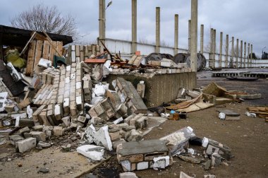Çöp konsepti çevre felaketi. Bulutlu bir günde, bir şehrin sokaklarındaki bir çöp sahasının fotoğrafı..