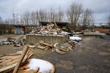Çöp konsepti çevre felaketi. Bulutlu bir günde, bir şehrin sokaklarındaki bir çöp sahasının fotoğrafı..