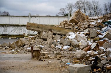 Çöp konsepti çevre felaketi. Bulutlu bir günde, bir şehrin sokaklarındaki bir çöp sahasının fotoğrafı..
