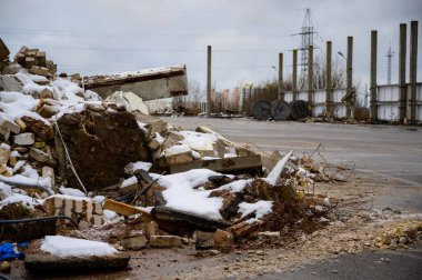 Çöp konsepti çevre felaketi. Bulutlu bir günde, bir şehrin sokaklarındaki bir çöp sahasının fotoğrafı..