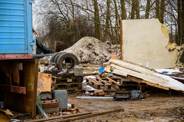 Çöp konsepti çevre felaketi. Bulutlu bir günde, bir şehrin sokaklarındaki bir çöp sahasının fotoğrafı..