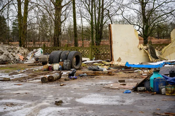 Çöp konsepti çevre felaketi. Bulutlu bir günde, bir şehrin sokaklarındaki bir çöp sahasının fotoğrafı..