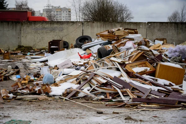 Koncepcja katastrofy ekologicznej śmieci. Zdjęcie składowiska śmieci na ulicy w mieście w pochmurny dzień. — Zdjęcie stockowe
