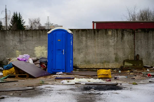 Çöp konsepti çevre felaketi. Bulutlu bir günde, bir şehrin sokaklarındaki bir çöp sahasının fotoğrafı.. — Stok fotoğraf