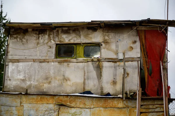 Çöp konsepti çevre felaketi. Bulutlu bir günde şehrin bir caddesindeki çöplükte harap olmuş bir kulübenin fotoğrafı.. — Stok fotoğraf