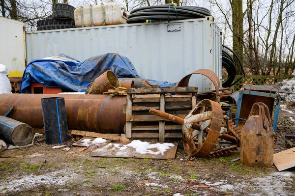 Çöp konsepti çevre felaketi. Bulutlu bir günde, bir şehrin sokaklarındaki bir çöp sahasının fotoğrafı..