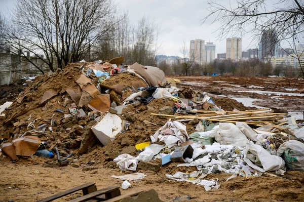 Koncepcja katastrofy ekologicznej śmieci. Zdjęcie składowiska śmieci na ulicy w mieście w pochmurny dzień. — Zdjęcie stockowe