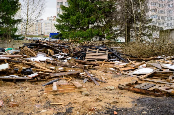 Koncepcja katastrofy ekologicznej śmieci. Zdjęcie składowiska śmieci na ulicy w mieście w pochmurny dzień. — Zdjęcie stockowe