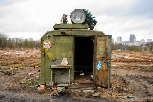 垃圾环境灾难的概念。 在多云的天气里，一张在城市街道上的垃圾填埋场里破败的小木屋的照片. — 图库照片