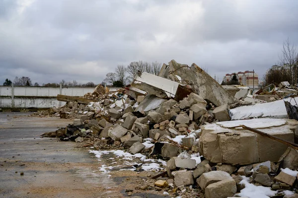 Het concept van afvalmilieuramp. Foto van een stortplaats op een straat in een stad op een bewolkte dag. — Stockfoto