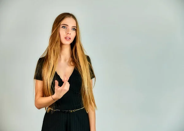 O conceito de moda e estilo. Retrato de uma menina loira bonita com cabelo comprido e ótima maquiagem em um fundo branco. O modelo está em diferentes poses na frente da câmera . — Fotografia de Stock