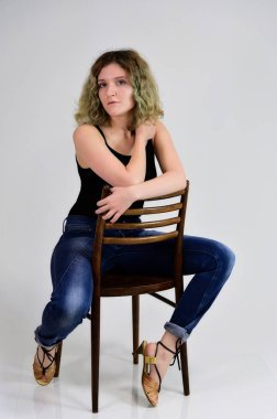 Sandalyedeki kızı örnek al.