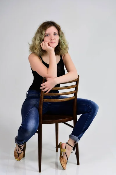 Modell på en stol flicka — Stockfoto