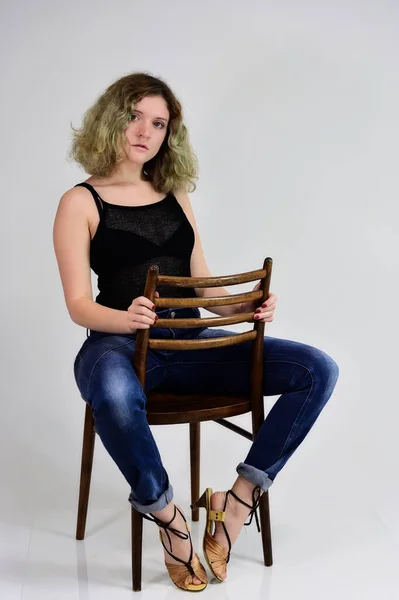 Modell auf einem Stuhl Mädchen — Stockfoto