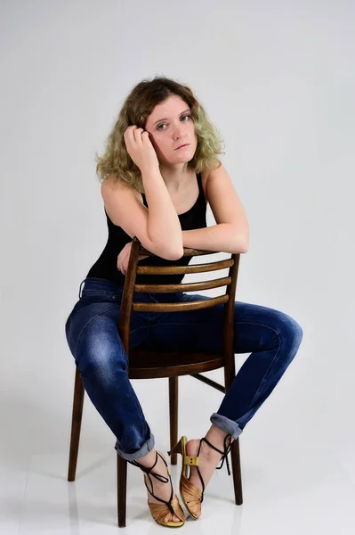 Модель на стільці дівчина — стокове фото