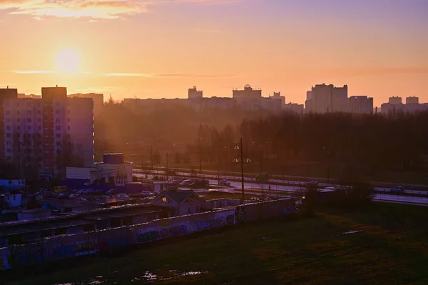 Photo of the city sky in the early morning hours. Clear weather, bright sun. — Stock Photo, Image