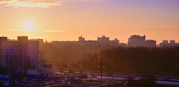 Фотографія неба міста в ранкові години. Чиста погода, яскраве сонце . — стокове фото