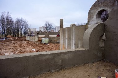 Sokakta beton duvar inşaatı. Şehirdeki parkın işleri ve gelişimi. Çimento ve kumdan bir temel yaratmak.