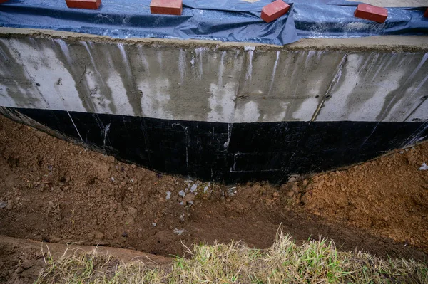 Konstrukcja betonowych murów na ulicy. Praca i modernizacja parku w roku. Tworzenie fundamentów cementu i piasku. — Zdjęcie stockowe