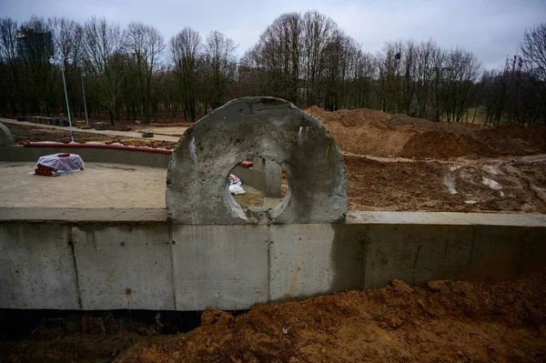 Konstrukcja betonowych murów na ulicy. Praca i modernizacja parku w roku. Tworzenie fundamentów cementu i piasku. — Zdjęcie stockowe