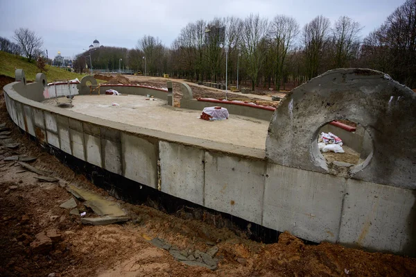 Konstrukcja betonowych murów na ulicy. Praca i modernizacja parku w roku. Tworzenie fundamentów cementu i piasku. — Zdjęcie stockowe
