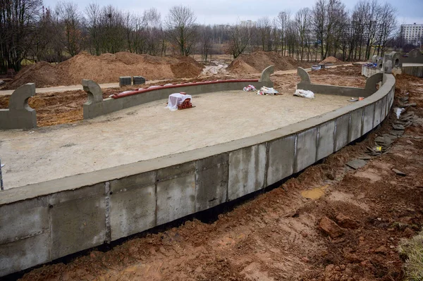 Konstrukcja betonowych murów na ulicy. Praca i modernizacja parku w roku. Tworzenie fundamentów cementu i piasku. — Zdjęcie stockowe