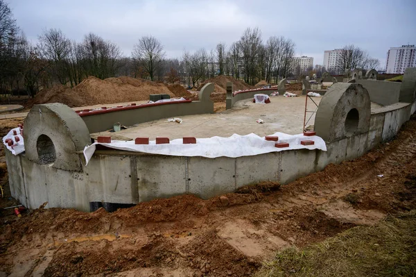 Konstrukcja betonowych murów na ulicy. Praca i modernizacja parku w roku. Tworzenie fundamentów cementu i piasku. — Zdjęcie stockowe