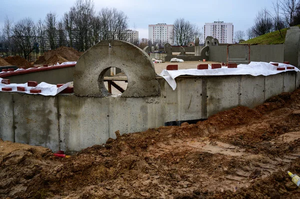 Konstrukcja betonowych murów na ulicy. Praca i modernizacja parku w roku. Tworzenie fundamentów cementu i piasku. — Zdjęcie stockowe