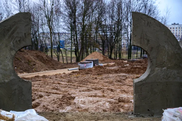 Konstrukcja betonowych murów na ulicy. Praca i modernizacja parku w roku. Tworzenie fundamentów cementu i piasku. — Zdjęcie stockowe