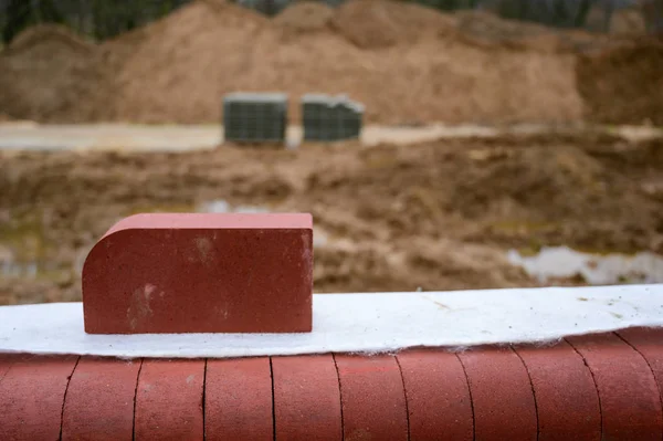 Kładąc płyty chodnikowe na ulicy. Budowa i modernizacja parku w mieście. — Zdjęcie stockowe