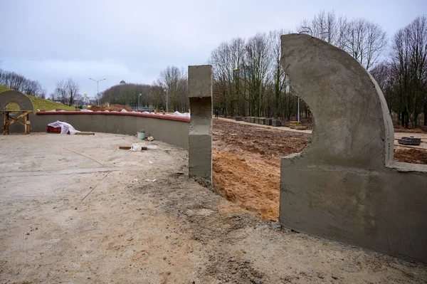 Konstrukcja betonowych murów na ulicy. Praca i modernizacja parku w roku. Tworzenie fundamentów cementu i piasku. — Zdjęcie stockowe